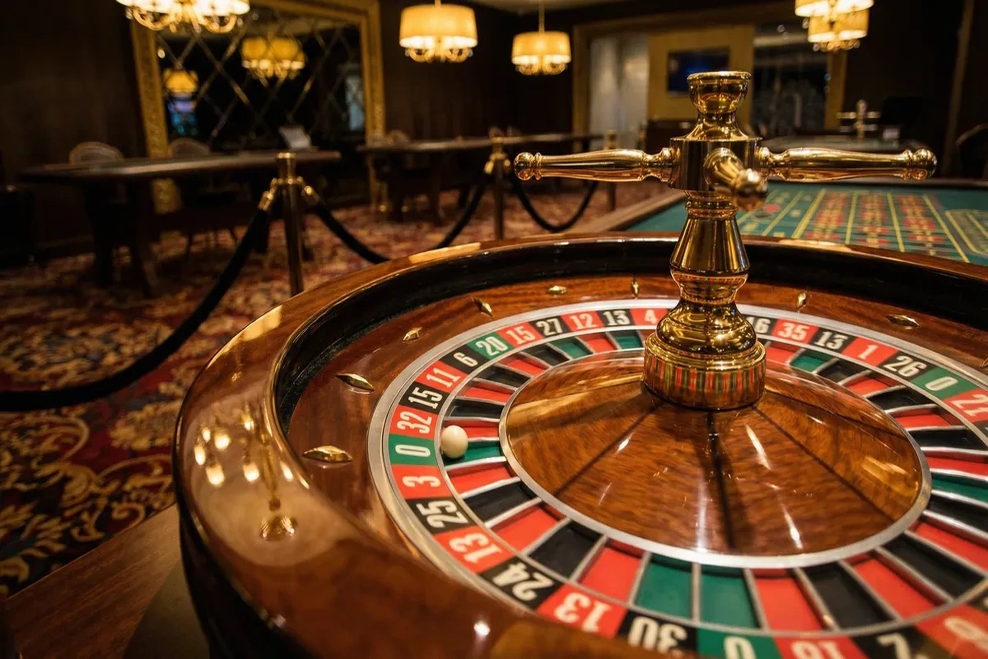 Ruleta de casino girando con bola en movimiento